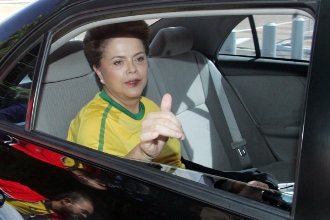 Dilma chega ao Palácio da Alvorada para assistir à partida do Brasil contra a Holanda |