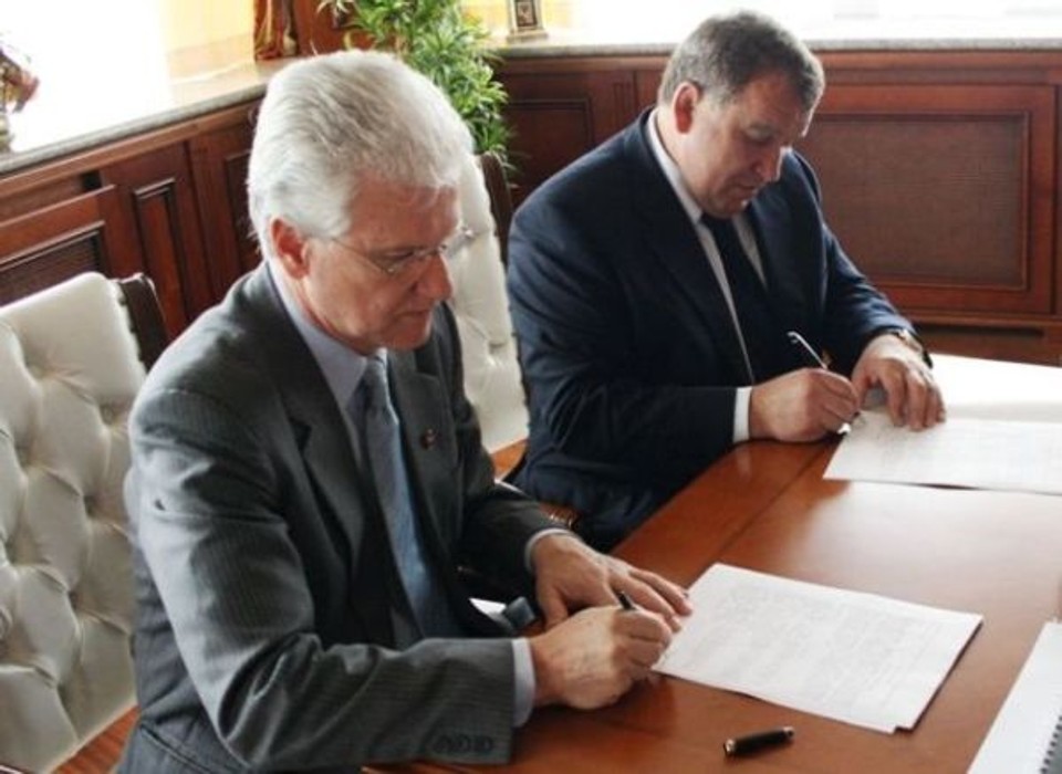 Os presidentes Marcos Malucelli e Yuri Chizh assinam acordo: pacto pode envolver empréstimo de jogadores | Divulgação / www.dinamo-minsk.by