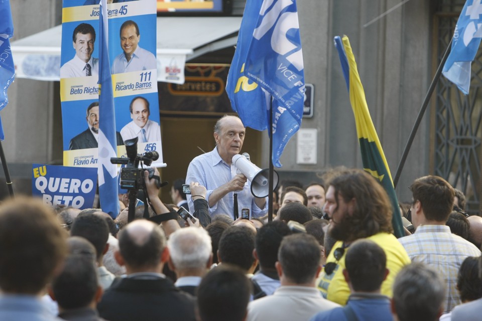 Candidato José Serra utiliza megafone para realizar discurso no Centro de Curitiba | Marcelo Elias / Agência de Notícias Gazeta do Povo