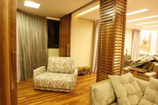 Quando a divisória fica aberta, a sacada se integra à sala |