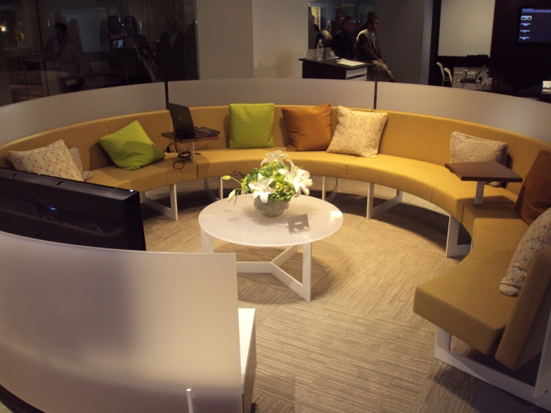 Ilha da Nucraft Furniture Co.: espaço de reuniões e palestras interativas para lugares compactos | Fotos: Escritório Maganhoto e Casagrande Arquitetos Associados