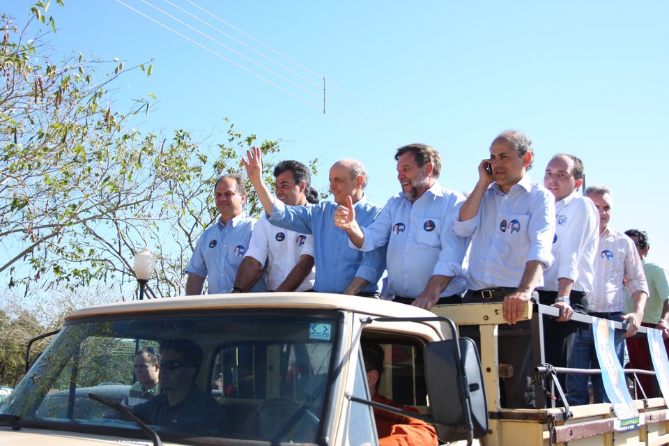 A comitiva de José Serra e Beto Richa passou por quatro cidades do Noroeste do estado | Fernando Tanaka/Gazeta do Povo