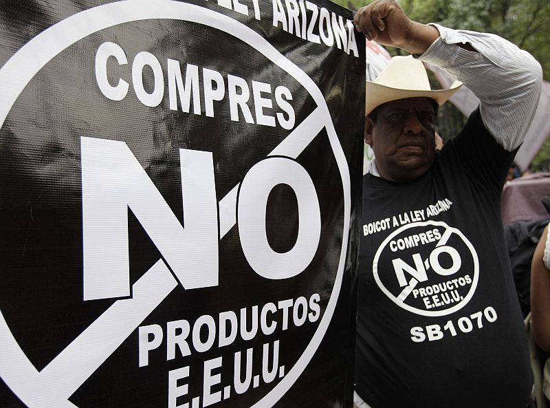 Manifestantes no México protestam contra a lei de imigração do Arizona | Reuters