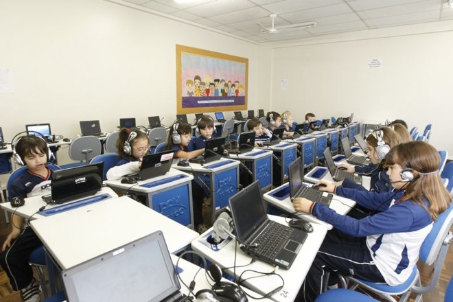Alunos usam programas multimídias durante aula no Colégio Dom Bosco, em Curitiba: sorteada para participar do Ideb, instituição contribuiu para o bom desempenho das escolas privadas do Paraná | 