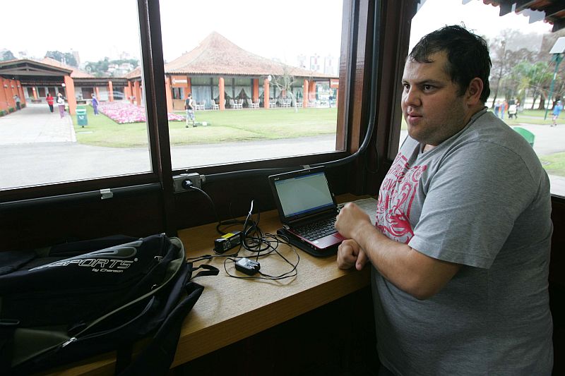 A internet sem fio do Barigui foi o quebra-galho para Adriano dos Santos: trabalho no parque | Ivonaldo Alexandre/Gazeta do Povo