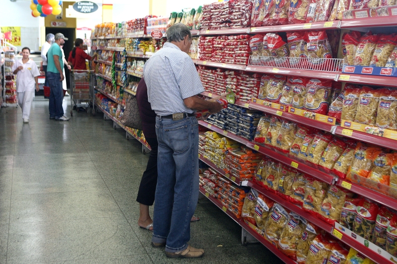 Bebidas puxaram a alta das vendas dos supermercados em maio | Hedeson Alves/ Gazeta do Povo