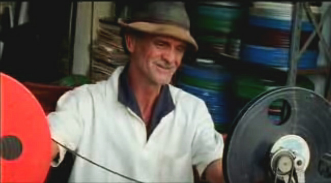 O catador de material reciclado José Luiz Zagati montou uma sala de cinema com o que achou no lixo | Reprodução/Zagati