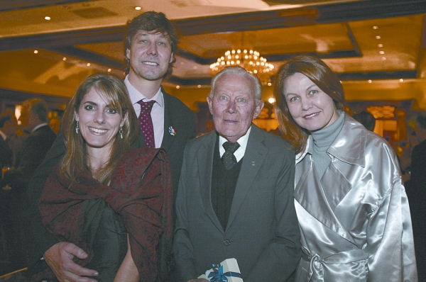 O engenheiro civil e empresário Guido Weber foi um dos homenageados no coquetel em comemoração aos 83 anos do Graciosa Country Club na última quarta-feira. Ele completa a mesma idade no dia 26 de outubro. Os filhos Luiz Henrique e Karla (à dir.) e a nora Juliana Scheller foram prestigiá-lo. O terceiro filho, o ator Guilherme Weber, não pôde comparecer | Gilson Abreu