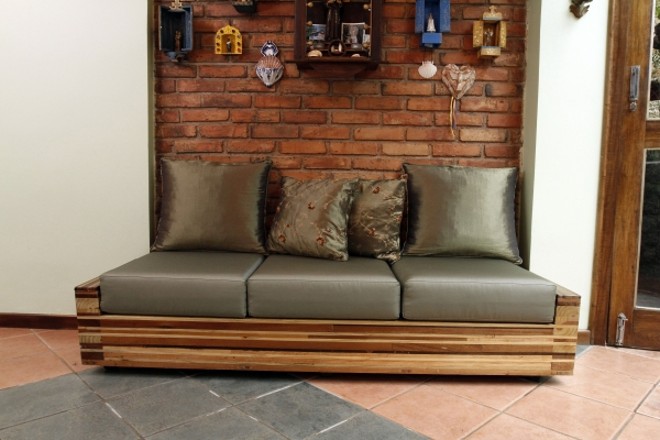 Sofá usa sobras de madeira como base: construção de marceneiros da RMC e design de Libia Agudelo |