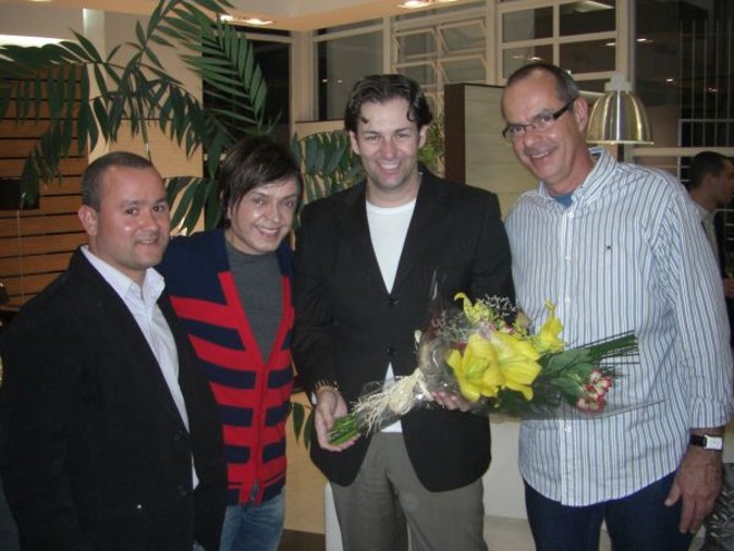 O arquiteto Luiz Maganhoto e o designer Daniel Casagrande (ambos ao centro) ganharam uma viagem para Buenos Aires por terem sido os vencedores da campanha realizada pela Portobello Shop do Batel. O anúncio ocorreu durante coquetel na última quinta-feira. Também na foto, o franqueado Ivan Dutra (à dir.) e o consultor Gilson Almeida | 