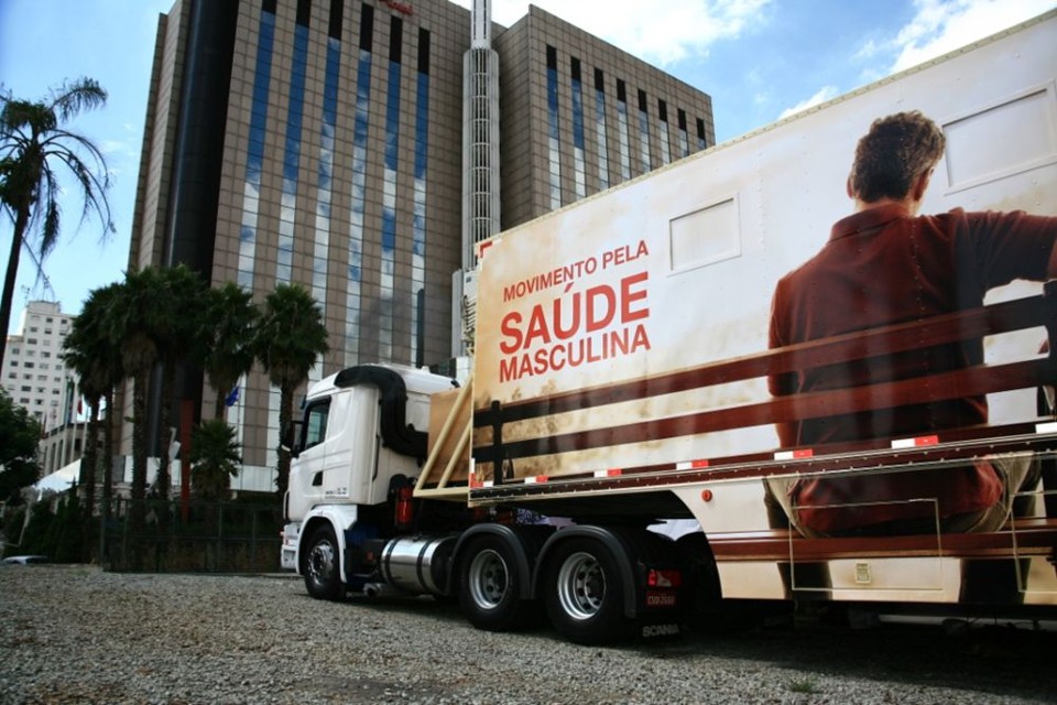 Chega amanhã a Curitiba a caravana do Movimento pela Saúde Masculina. Com um caminhão de 52 m² equipado com consultórios, a campanha já passou por 12 cidades brasileiras e até setembro deve visitar outras 11. O objetivo é conscientizar o homem sobre a importância da consulta preventiva, focando três temas: a disfunção erétil, a andropausa e as doenças relacionadas à próstata. A cada dia serão distribuídas 120 senhas, a partir das 9 horas. As atividades serão encerradas às 17 horas. O caminhão ficará no Parque Barigui. O site da Sociedade Brasileira de Urologia (www.sbu.org.br/movimento) tem todas as informações sobre a caravana | Divulgação/ Danny Yin
