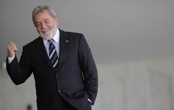Caravanas -O presidente Lula (foto) disse ontem que tem vontade de retomar as caravanas pelo interior do Brasil, depois de deixar a Presidência, e de expandir as viagens à África e à América Latina. Vou deixar a Presidência daqui a cinco meses, mas vou continuar viajando pelo país, vou continuar fazendo caravana neste país, afirmou. E eu também quero passar o que nós aprendemos aqui para o continente africano, porque nós devemos muito à África, contou. Nós temos de ajudar o continente africano a se desenvolver. A gente tem de ajudar a América Latina a se desenvolver. Quero levar os ensinamentos que aprendi para outras pessoas mais carentes que a gente. | Ricardo Moraes/Reuters