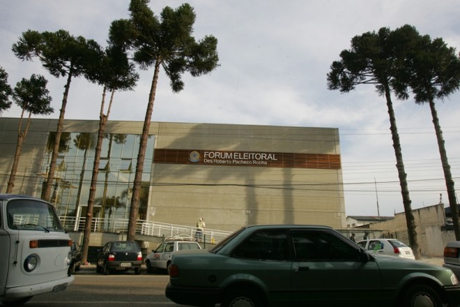 Fachada do TRE-PR, em Curitiba: eleitor pode denunciar pela internet | 