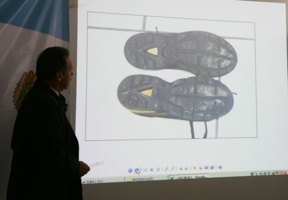 Polícia diz que pegada achada no local do crime corresponde ao solado do tênis... | Aniele Nascimento / Gazeta do Povo