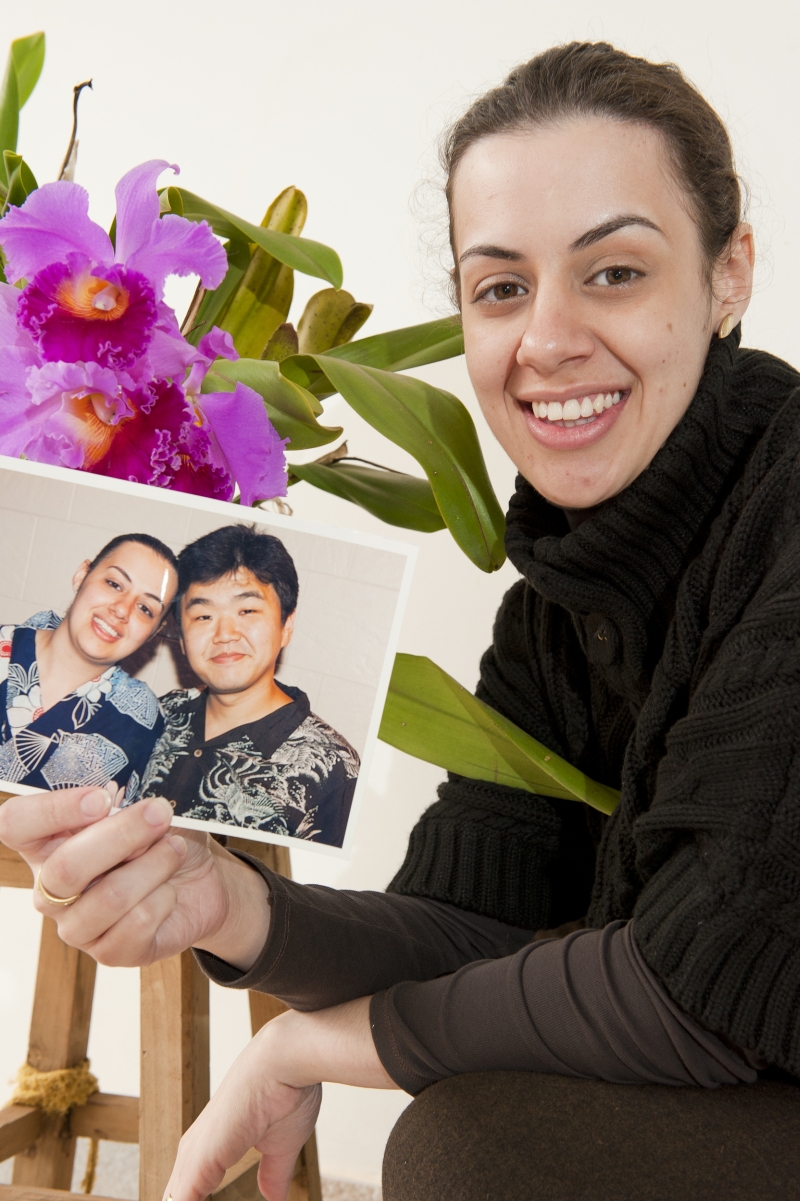 Joyce Hirata, de Maringá, segura foto em que aparece ao lado do marido, Marcelo, com quem mora no Japão: para ela, saque é grande conquista | Fabio Dias/ Gazeta do Povo