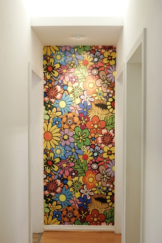 O rebaixamento no teto foi feito com sobras de MDF na loja ACDC |