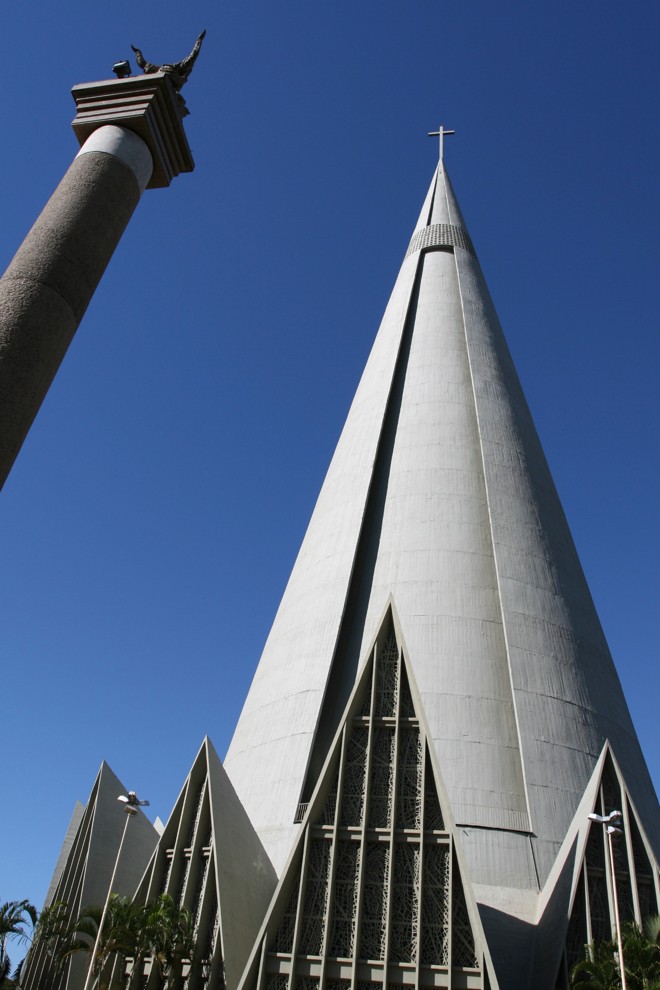 Com 124 metros de altura (10 metros correspondem somente a cruz), a Catedral de Maringá é o décimo maior monumento em altura no mundo e o primeiro na América do Sul |