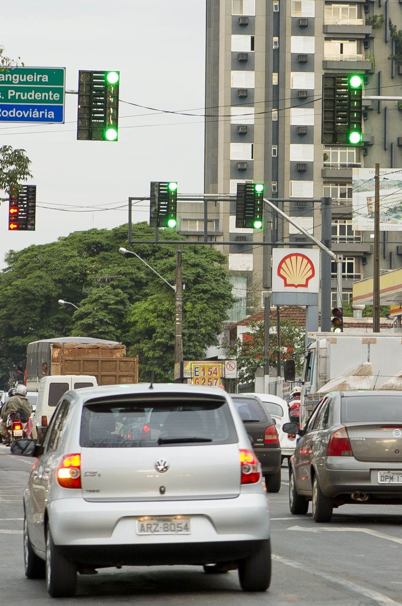 Semáforo em Maringá: alerta | Fábio Dias / Gazeta do Povo