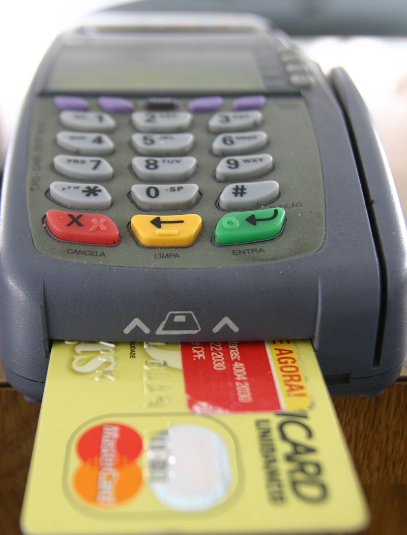 Máquina de cartão de crédito: comerciantes ainda reclamam da demora no recebimento do dinheiro das vendas feitas em cartão | Giuliano Gomes/ Gazeta do Povo