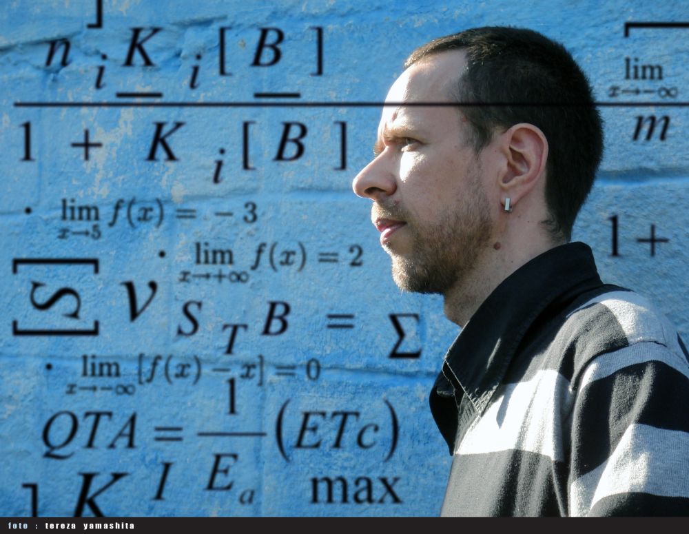 Oliveira: mudança temática flerta com a ficção científica sob a voz de Luiz Bras | Tereza Yamashita/Divulgação