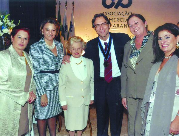Em prestigiada solenidade, a Associação Comercial do Paraná comemorou 120 anos de fundação, no Castelo do Batel. Como ponto alto do evento, foi entregue ao ator paranaense Herson Capri a Comenda Barão do Serro Azul, pela belíssima interpretação que fez do fundador da Associação Comercial no filme O Preço da Paz. Único paranaense que consta no livro Heróis da Pátria, o Barão, alcunha pelo qual era chamado o empresário Ildefonso Pereira Correia, é um dos grandes nomes de nosso Estado. Entre os presentes que fizeram questão de abraçar o ator laureado, estavam Edda Deiss de Mello e Silva, a presidente da ACP, Avani Slomp Rodrigues, a jornalista, Lucia Zeglin, esposa do vereador Tito Zeglin, e Cibele Bond |