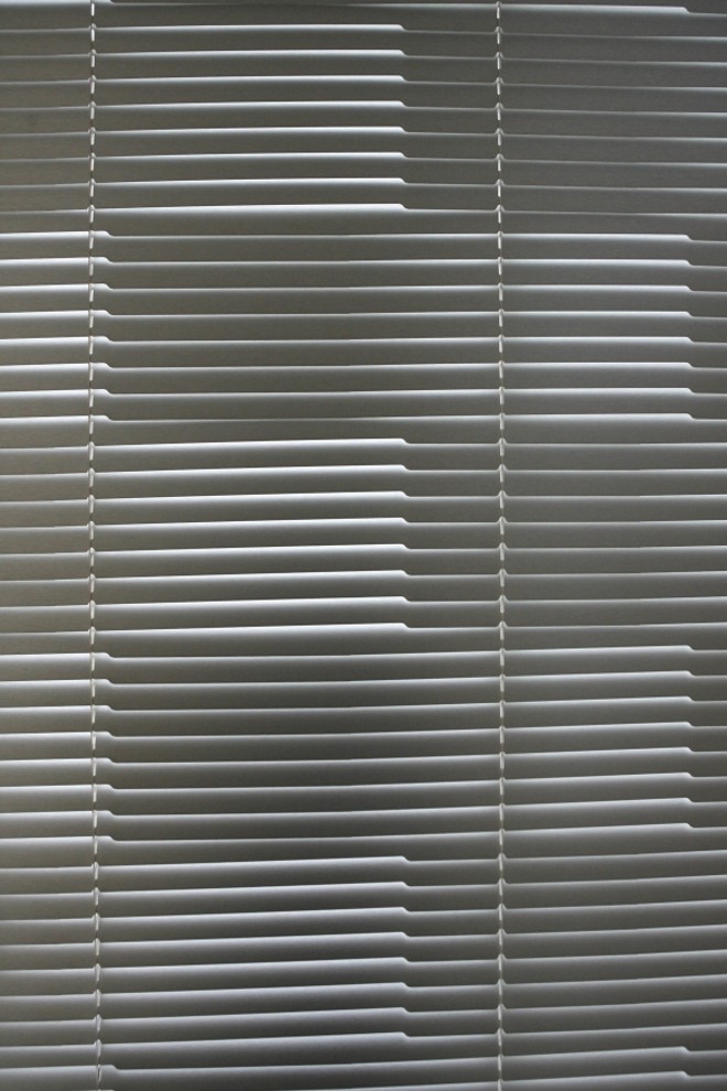 Efeitos nas lâminas de alumínio na Ondulette, da Luxaflex. Investimento de R$ 818 para uma janela de 2,25 metros quadrados na Jô Martins | 