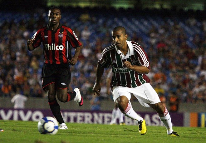 Guerrón (ao fundo) teve boas chances e se movimentou bastante quando esteve em campo | 