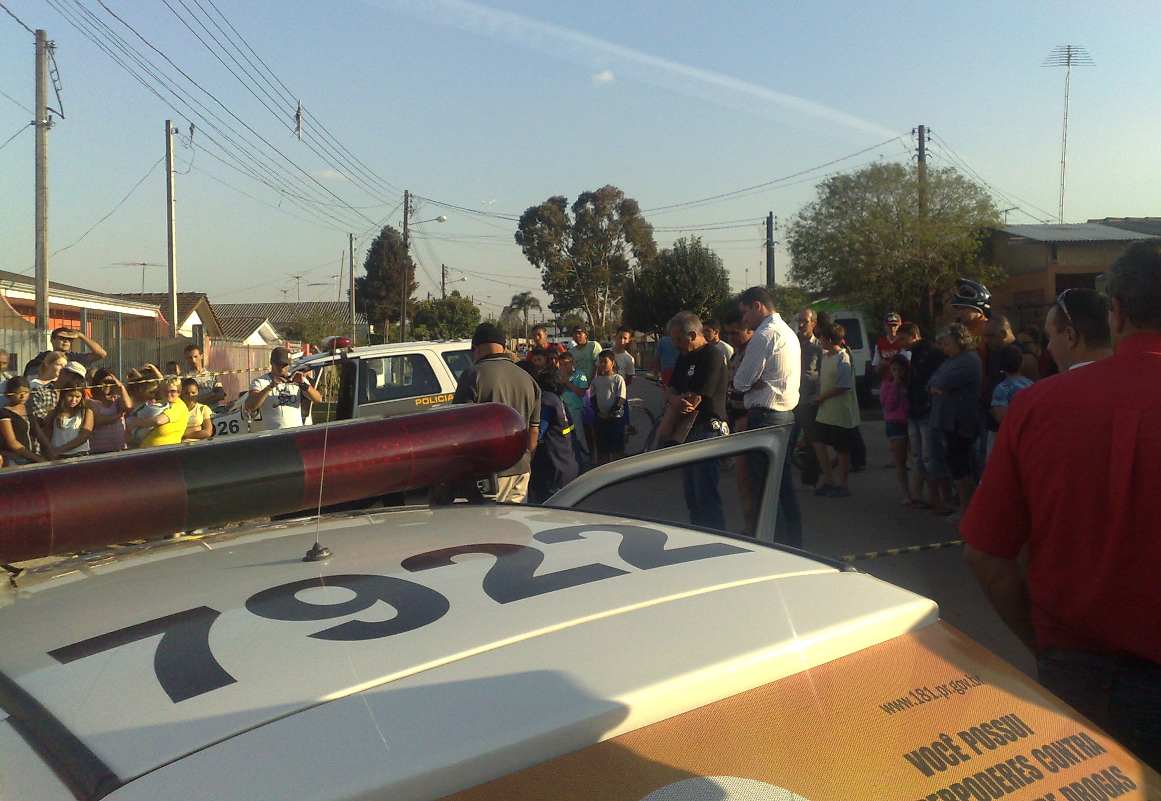 Pessoas acompanham o trabalho da polícia, instantes após o crime | Felippe Aníbal/ Gazeta do Povo