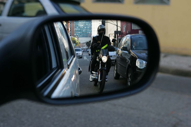Pelo menos nove mil motociclistas que fazem fretes sobre duas rodas em Curitiba ainda não regularizaram cadastro na Urbs para se adequar à nova lei que passa a vigorar neste sábado (4) | Ivonaldo Alexandre/Gazeta do Povo