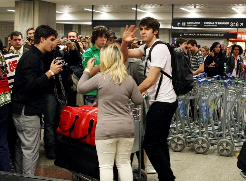 Ao retirar as bagabens, Kaká se misturou com outros passageiros. Neste exato momento, torcedor gritou valeu, Kaká! e recebeu um aceno do jogador | Albari Rosa/Gazeta do Povo  enviado especial