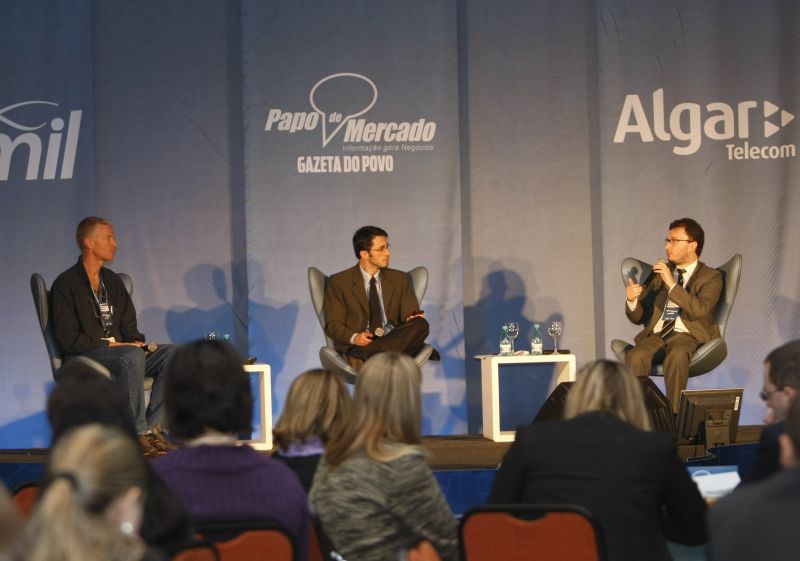 O professor Gerd Sparovek, da USP; o jornalista José Rocher, da Gazeta do Povo; e o advogado Leonardo Papp (da esquerda para a direita) discutiram ontem, no Papo de Mercado, as novidades previstas para o Código Ambiental | Aniele Nascimento/ Gazeta do Povo