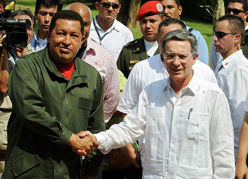 Presidente da Venezuela Hugo Chávez cumprimenta o colombiano Álvaro Uribe durante encontro em 2009 | AFP
