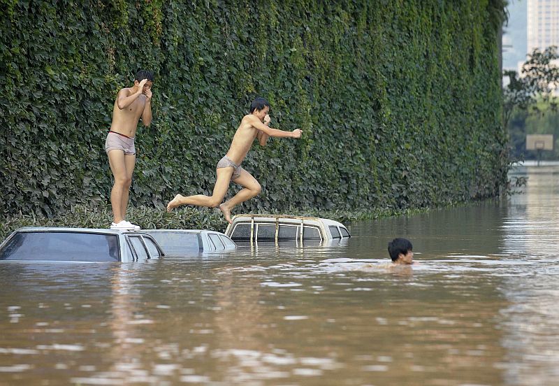 Crianças brincam em região alaga pela cheia do rio Yangtze, na China | Reuters