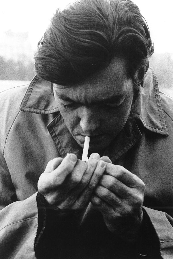 O escritor argentino Julio Cortázar, já em Paris, onde viveu 30 anos de autoexílio | Divulgação