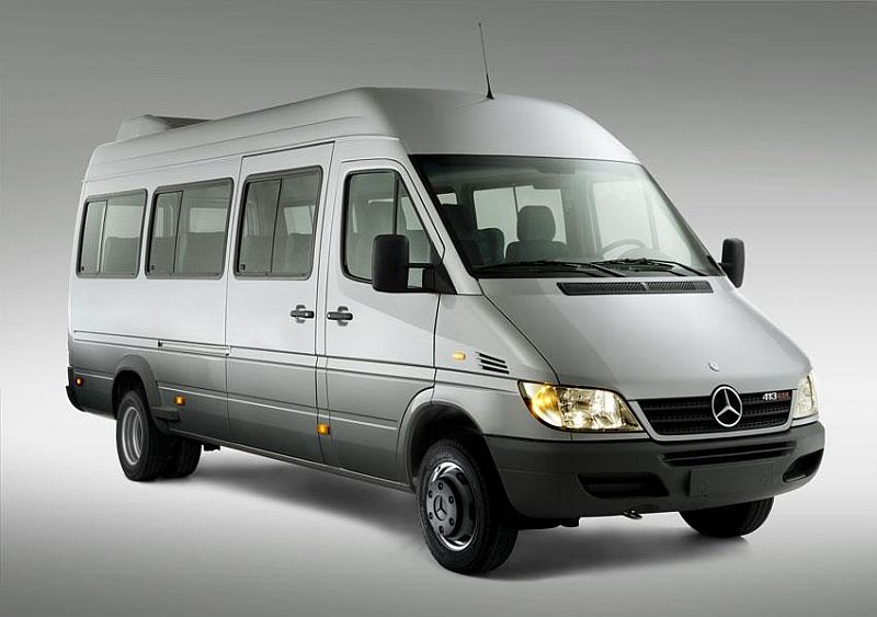 Problema envolve modelos 311, 313 e 413, de 2009 a 2010. Motivo é a verificação dos parafusos nos cintos de segurança | Divulgação/Mercedes-Benz