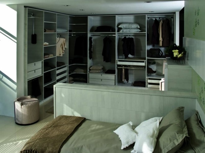 No closet da Todeschini, a bancada resolveu o problema da visualização direta para o armário |