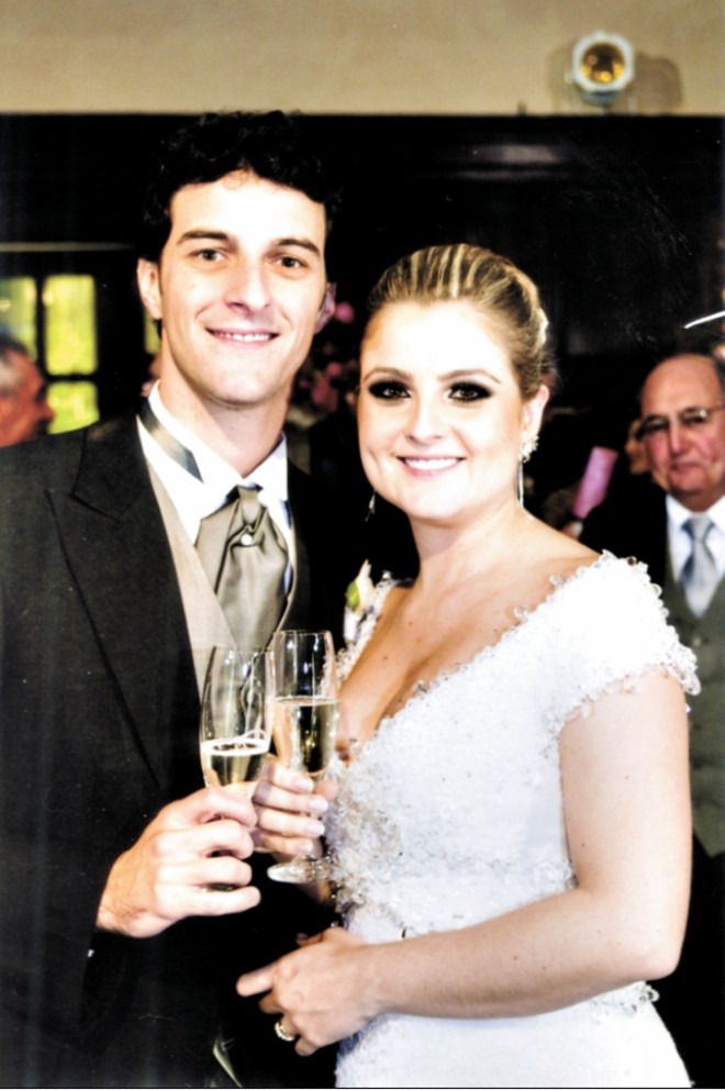 Na festa de casamento no Country Club, os noivos Theo Atherino e Rafaela Bueno brindaram suas bodas. A noiva vestiu criação de Carmen Fregonese |