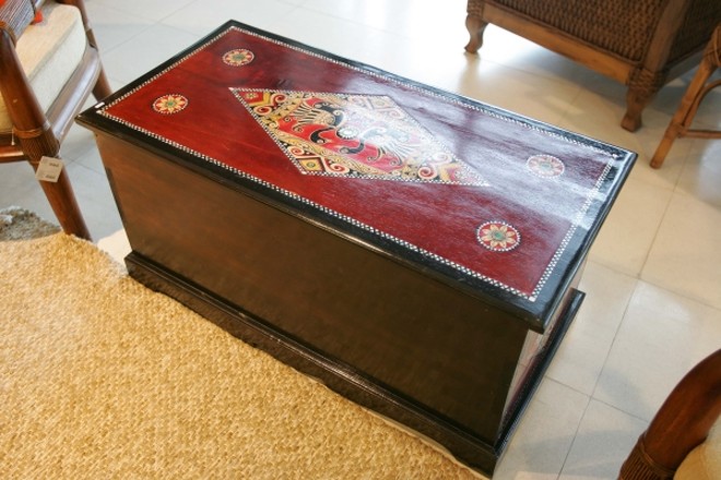 Baú com madeira e aplicação de madrepérola: R$ 1,5 mil, na Artesanal |