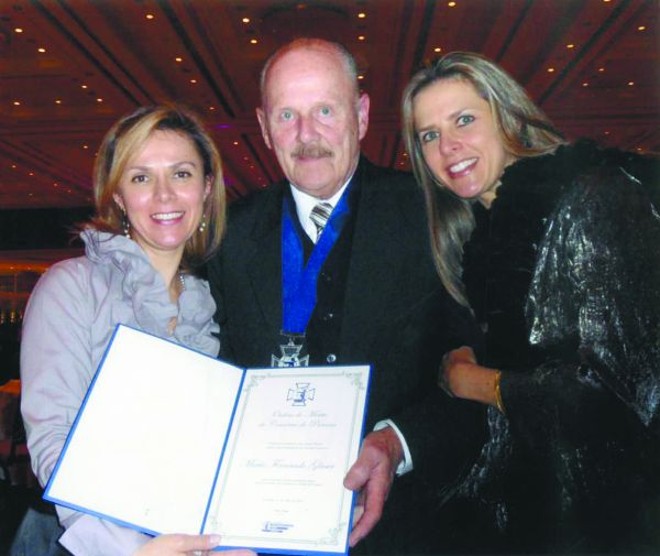 Em expressiva solenidade, o presidente da Federação do Comércio do Paraná, Darci Piana, entregou o troféu