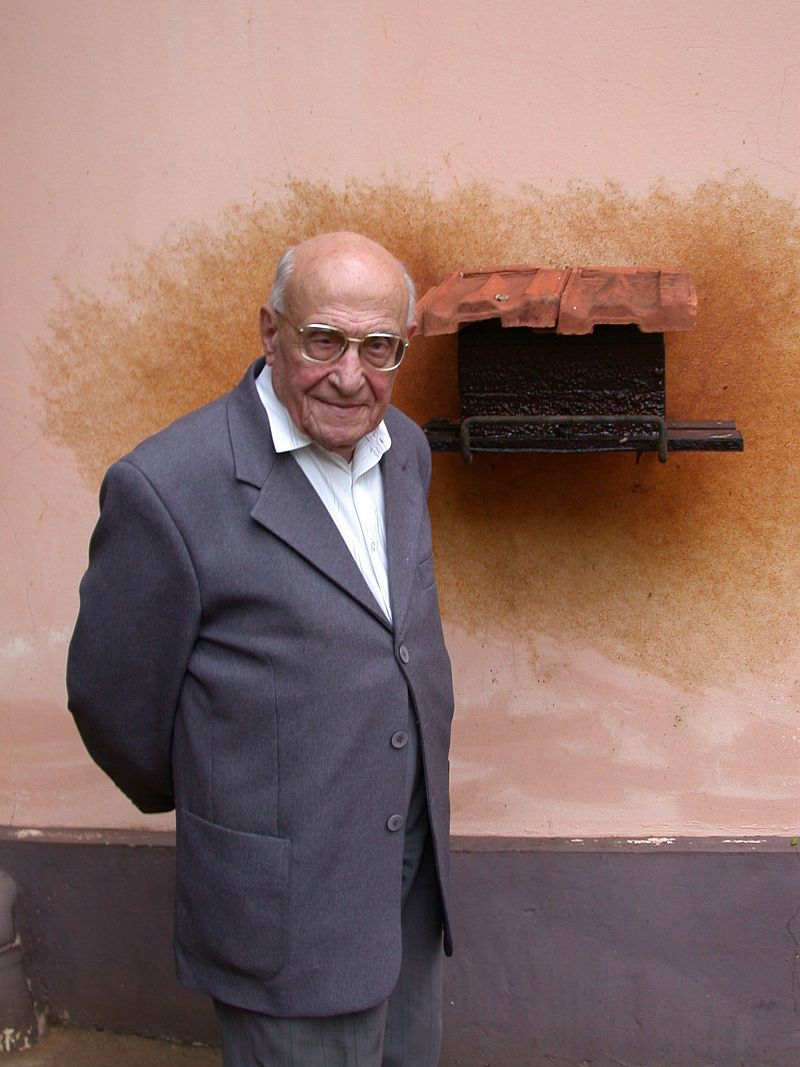 Padre Moure, em 2002, em encontro na sua cidade natal, Ribeirão Preto: a seu lado, uma colônia de abelhas Frieseomelitta varia | Arquivo Família Moure