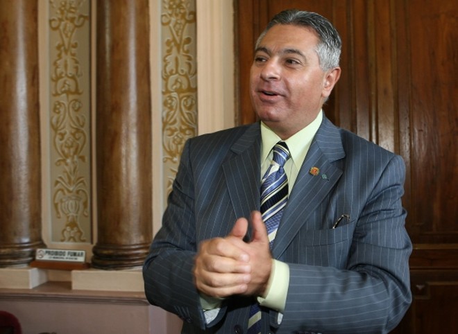 Diários Secretos -O candidato ao governo do estado Paulo Salamuni (PV, foto) adianta que uma das perguntas que irá fazer nos debates entre os candidatos será por que nenhum grande partido se manifestou sobre o episódio de corrupção na Assembleia Legislativa. O PV do Paraná chegou a protocolar um pedido de impeachment do presidente da Casa, Nelson Justus (DEM), e do primeiro-secretário, Alexandre Curi (PMDB). O pedido foi motivado pelas denúncias da série