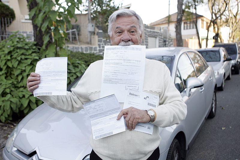 Luiz Groff exibe as quatro multas recebidas em dois minutos. Mesmo recorrendo, com foto para comprovar o abuso, a defesa prévia foi indeferida pelo Detran | Antônio More/Gazeta do Povo