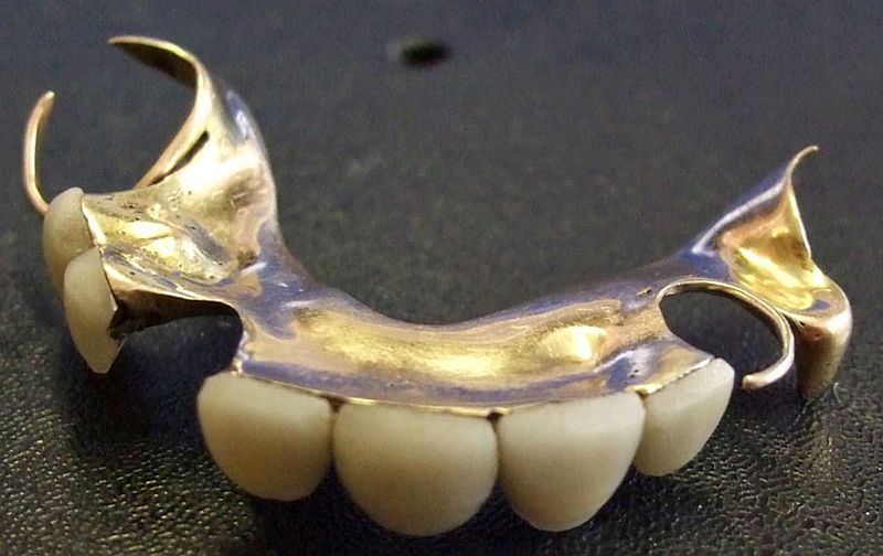 Dentadura foi desenhada para disfarçar pronúncia defeituosa do "s" de Winston Churchill | AFP