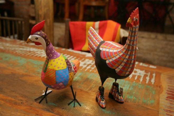 Para copa e cozinha: galinhas de madeira pintadas à mão. De R$ 149 a R$ 269, na Artesanal |