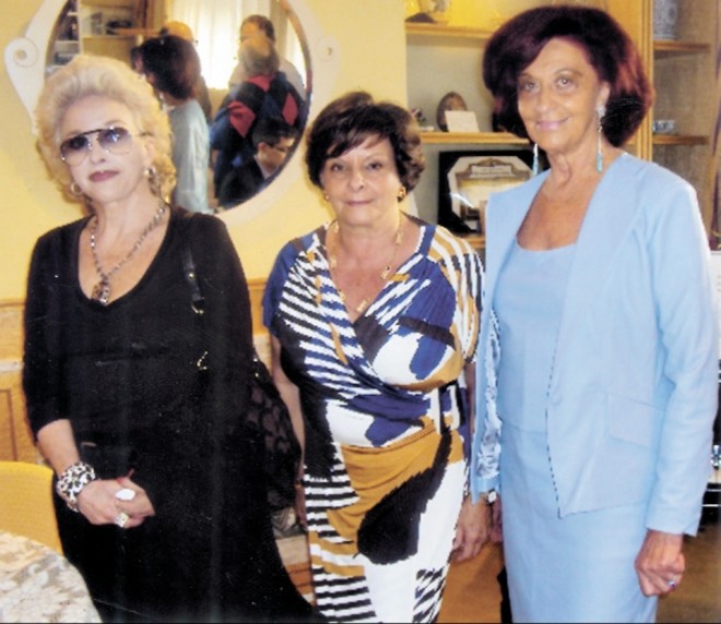 Dedicadas amigas, Suzi Olsen, Marlene Camargo e Eloina Prolik vibraram com os joviais 98 anos de d. Diva Miranda |
