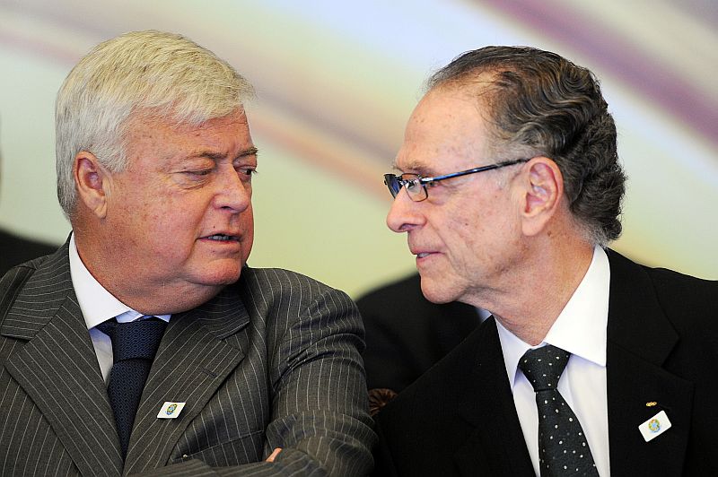 Ricardo Teixeira, presidente da CBF e do Comitê Local da Copa, conversa com Carlos Nuzmann, presidente do Comitê Olímpico Brasileiro | Evaristo Sá/ AFP