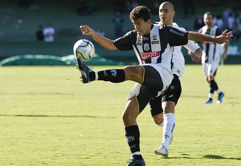 O zagueiro Rodrigo de Lazzari é um dos que formam a base mantida pelo Fantasma para a Série D | Antonio Costa / Agência de Notícias Gazeta do Povo