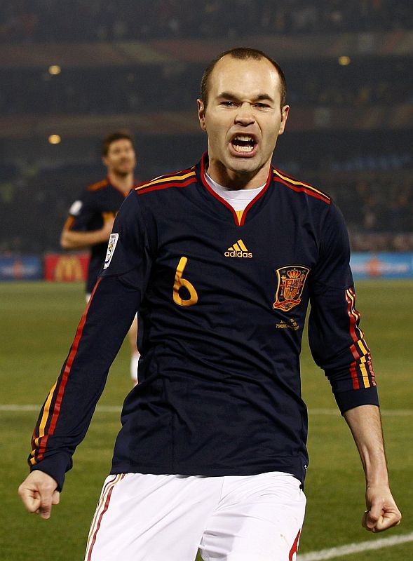 Iniesta jogando com a camisa número 2 que será usada na final | Alessandro Bianchi / Reuters