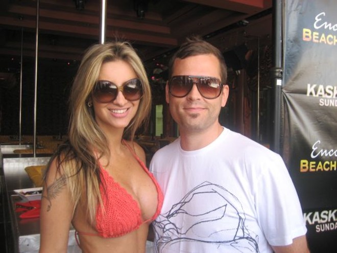 A DJ curitibana Alessandra Rauen no calor de fazer inveja a seus conterrâneos, com o renomado Kaskade, com quem tocou na boate Beach Club Sunset do luxuoso hotel cassino Encore Wynn, em Las Vegas. Ela ainda tem apresentações em San Francisco e Los Angeles, antes de voltar para o Brasil, na próxima quarta-feira | 