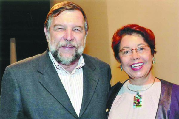 Kazuko Akamine, diretora cultural de Campina Grande do Sul, foi a responsável pela realização de expressiva homenagem prestada pelo Lions Club do município à saudosa dra. Zilda Arns, que tanto fez pelo nosso país. A solenidade contou com a presença de Flávio Arns, na foto com Kazuko, do Padre Messias, de membros da Pastoral da Criança e do bispo de Paranaguá, dom Alfredo Novak |